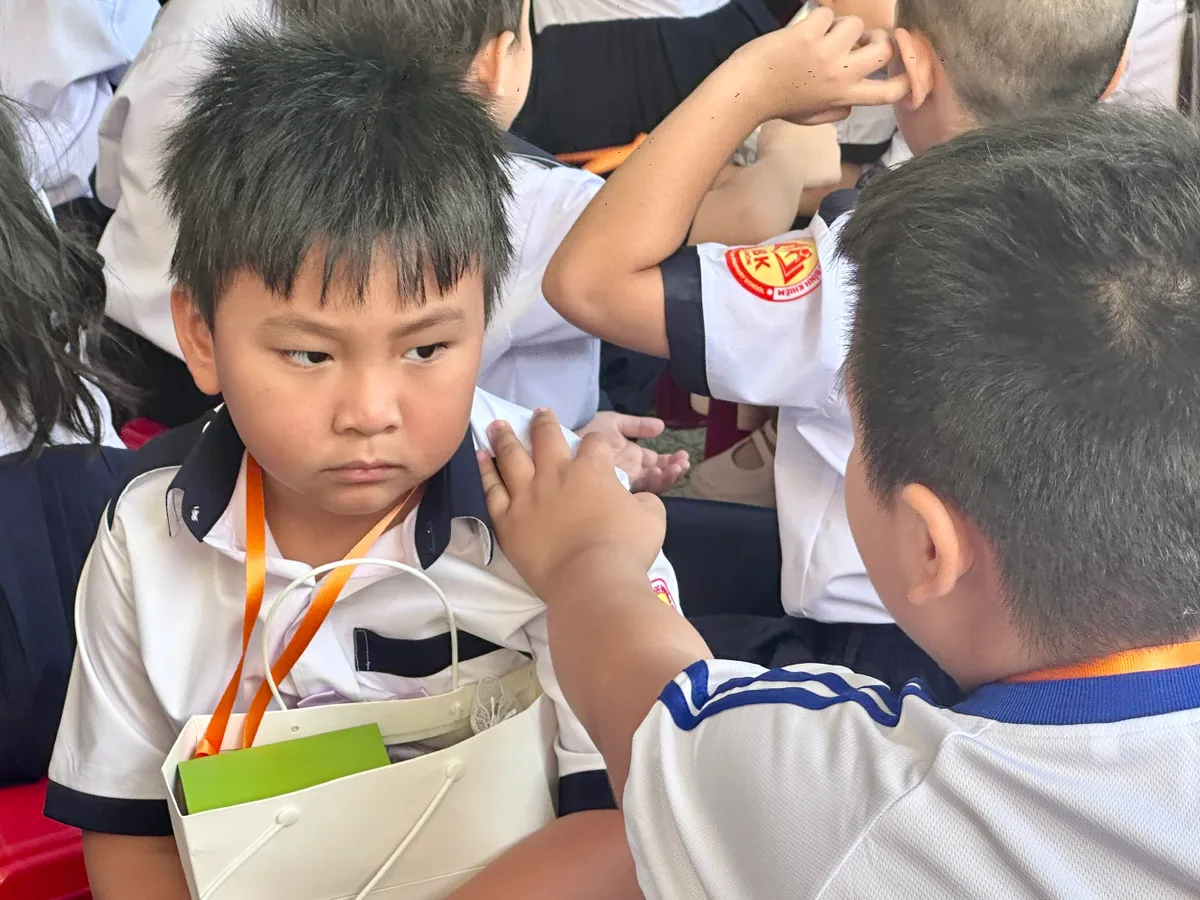 Nhiều cảm xúc trong ngày đầu tiên tới trường của học sinh lớp 1 - Ảnh 17.
