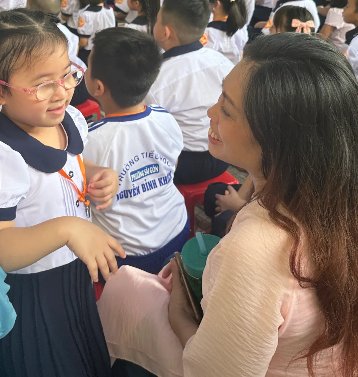 Nhiều cảm xúc trong ngày đầu tiên tới trường của học sinh lớp 1 - Ảnh 14.