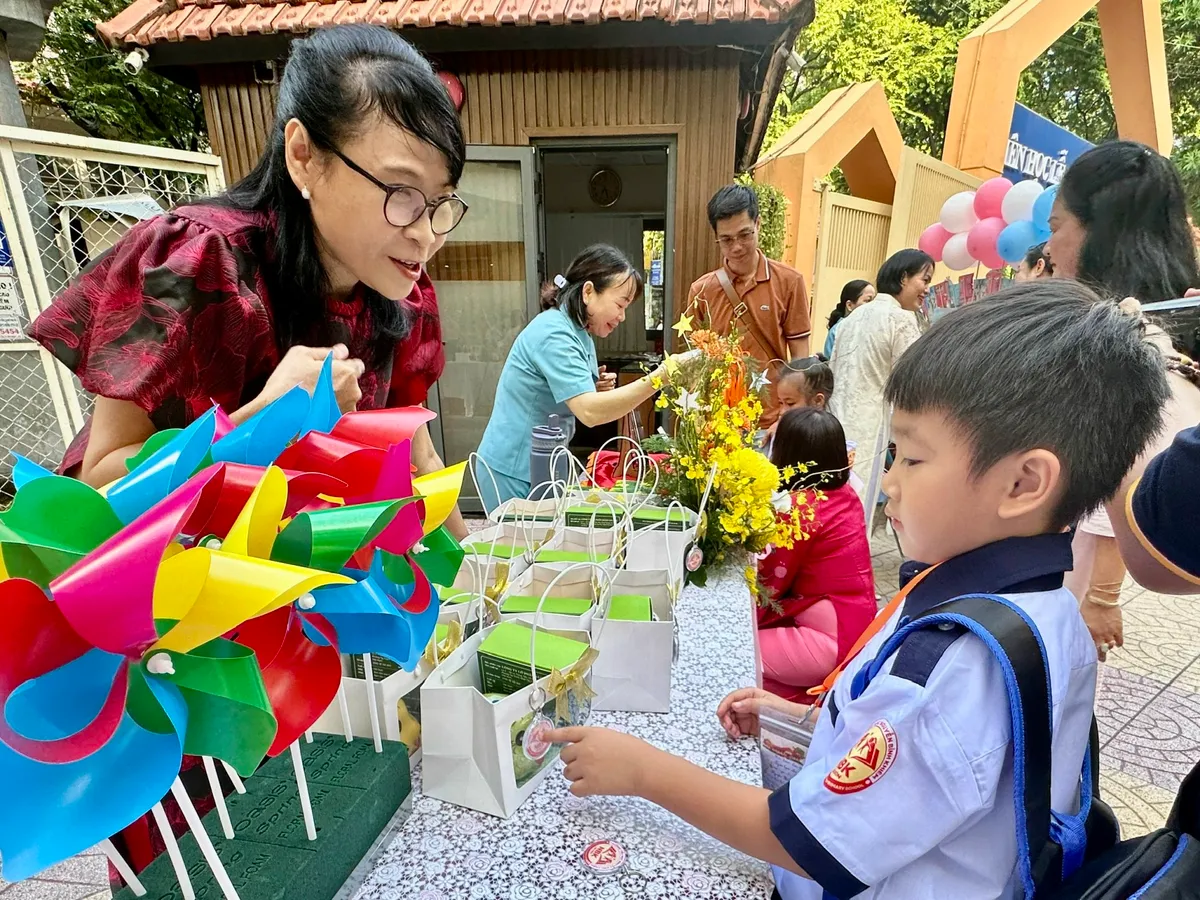 Nhiều cảm xúc trong ngày đầu tiên tới trường của học sinh lớp 1 - Ảnh 2.