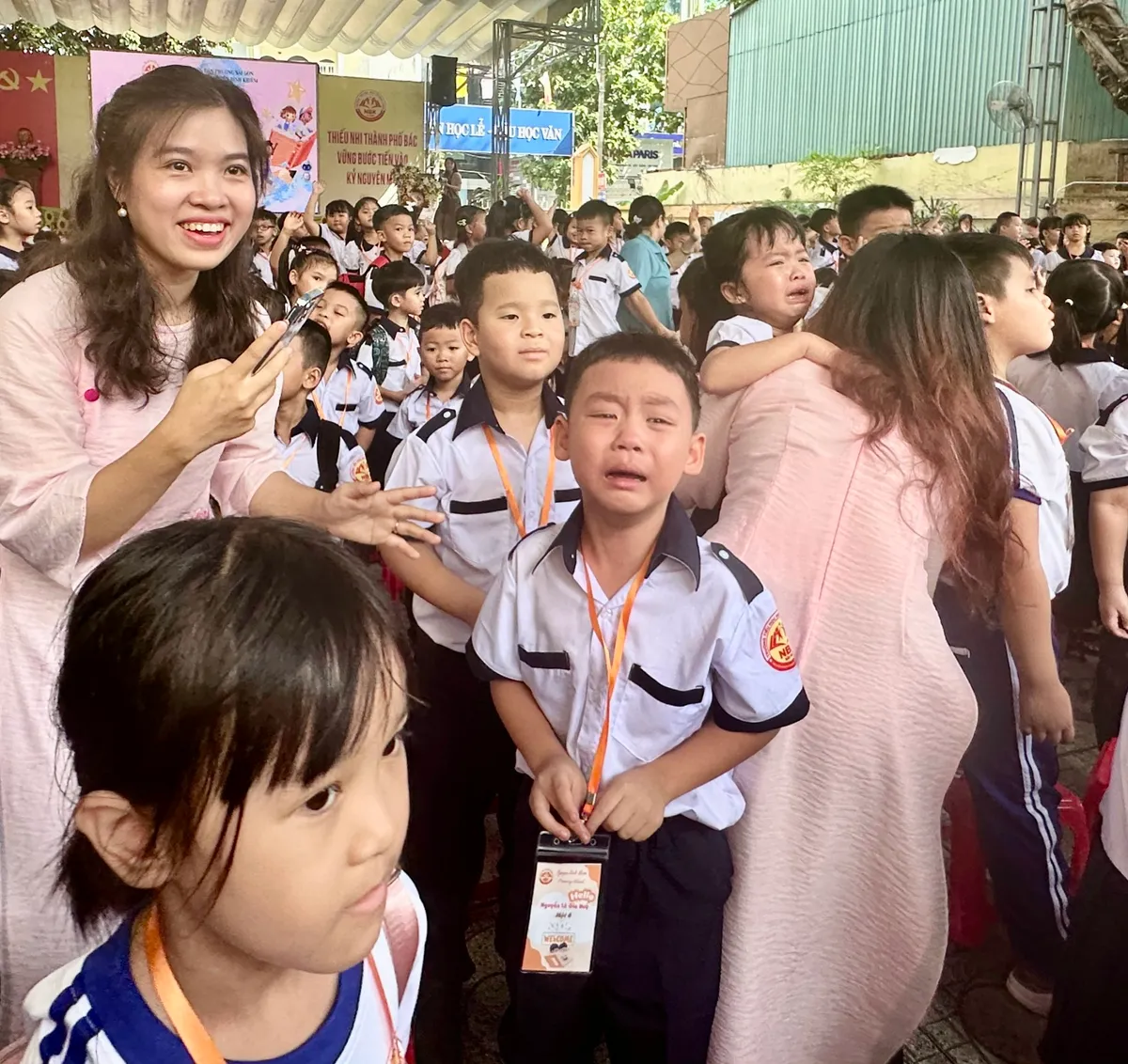 Nhiều cảm xúc trong ngày đầu tiên tới trường của học sinh lớp 1 - Ảnh 19.
