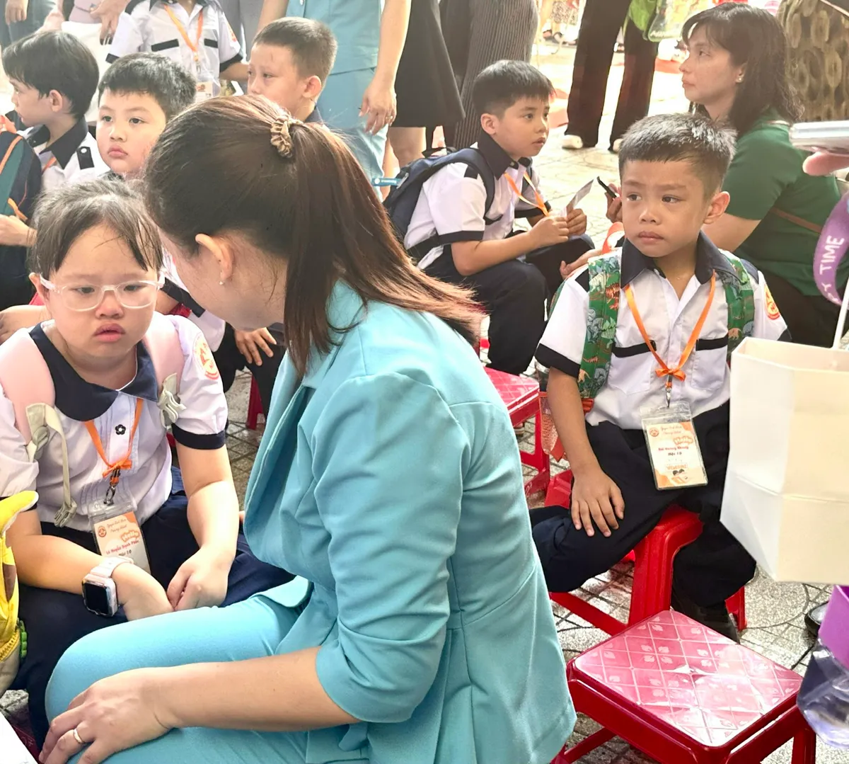 Nhiều cảm xúc trong ngày đầu tiên tới trường của học sinh lớp 1 - Ảnh 20.