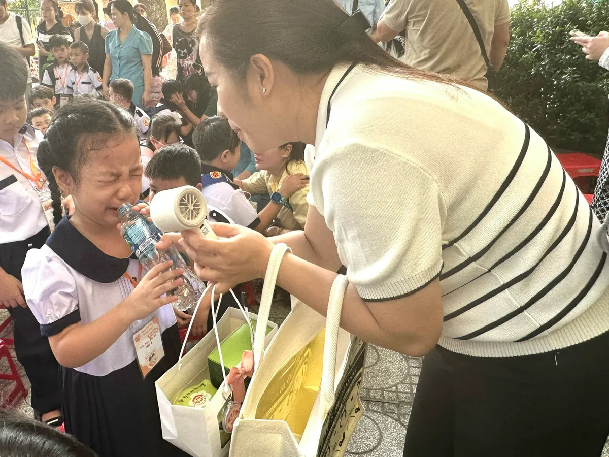 Nhiều cảm xúc trong ngày đầu tiên tới trường của học sinh lớp 1 - Ảnh 21.