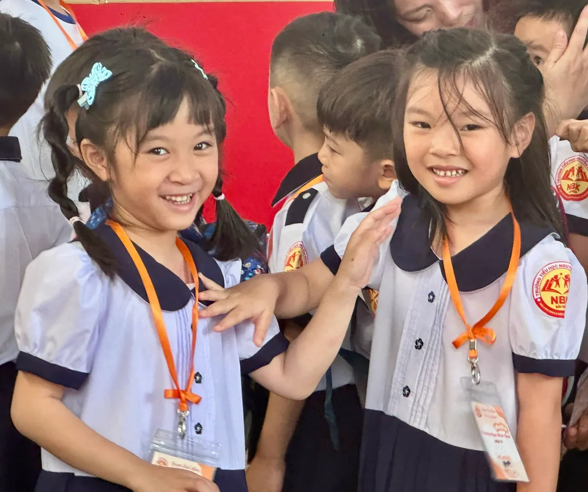 Nhiều cảm xúc trong ngày đầu tiên tới trường của học sinh lớp 1 - Ảnh 22.