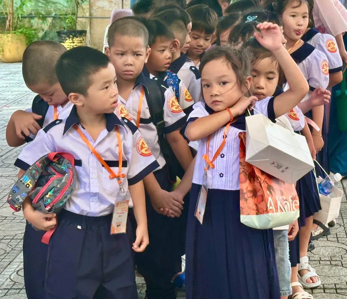 Nhiều cảm xúc trong ngày đầu tiên tới trường của học sinh lớp 1 - Ảnh 23.