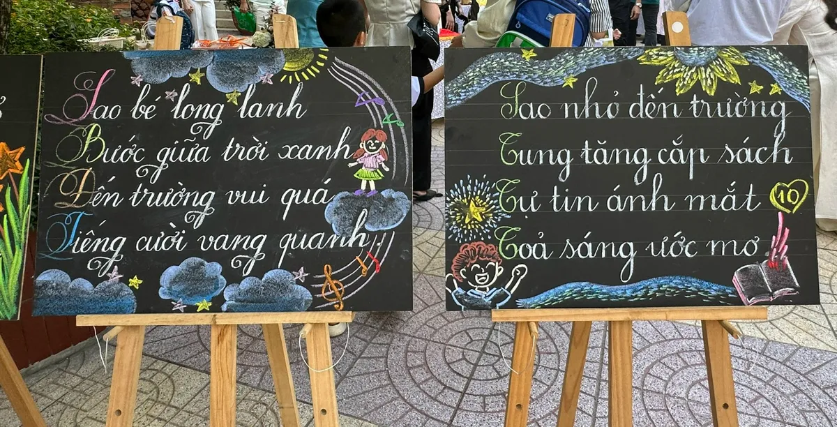 Nhiều cảm xúc trong ngày đầu tiên tới trường của học sinh lớp 1 - Ảnh 5.