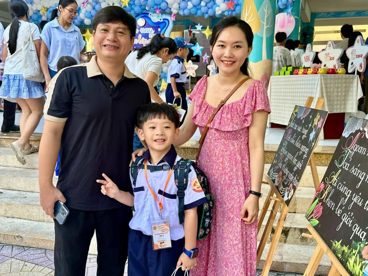 Nhiều cảm xúc trong ngày đầu tiên tới trường của học sinh lớp 1 - Ảnh 9.