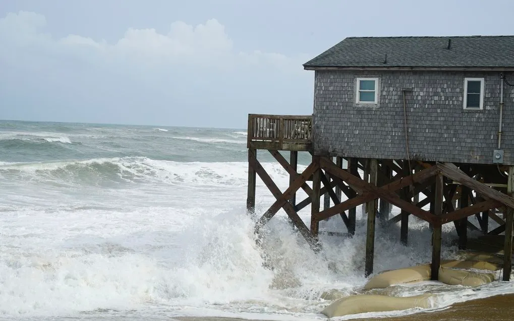 Nước biển từ cơn bão Erin dâng cao bên dưới Nhà nghỉ Cape Hatteras ở Buxton, bang North Carolina, ngày 20/8 (Ảnh: AP) Nước biển từ cơn bão Erin dâng cao bên dưới Nhà nghỉ Cape Hatteras ở Buxton, bang North Carolina, ngày 20/8 (Ảnh: AP)