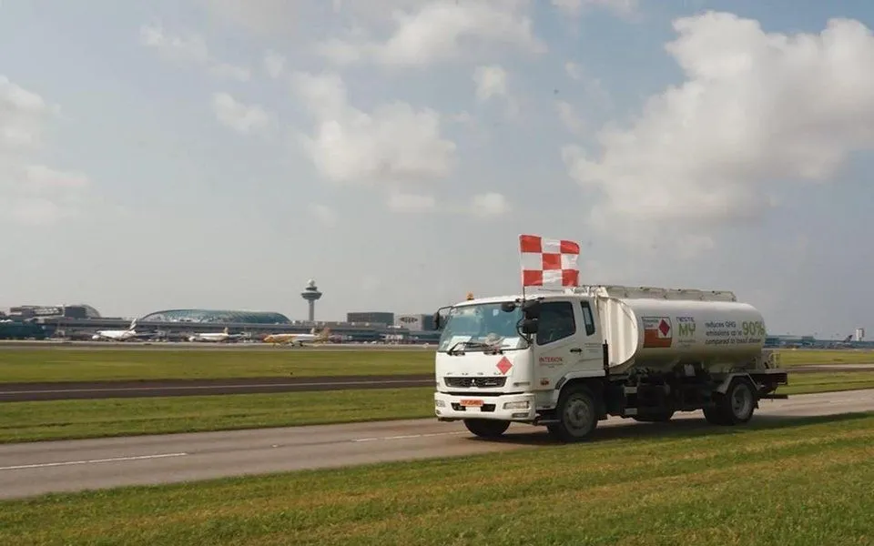Sân bay Changi (Singapore) sử dụng dầu diesel tái chế để cung cấp nhiên liệu cho xe hạng nặng (Ảnh: Changi Airport Group) Sân bay Changi (Singapore) sử dụng dầu diesel tái chế để cung cấp nhiên liệu cho xe hạng nặng (Ảnh: Changi Airport Group)