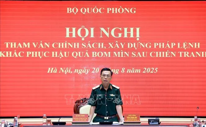 Ho&agrave;n thiện ch&iacute;nh s&aacute;ch đối với lực lượng l&agrave;m nhiệm vụ khắc phục hậu quả bom m&igrave;n, vật nổ - Ảnh 1.
