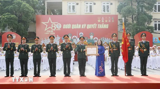  Ph&oacute; Chủ tịch nước V&otilde; Thị &Aacute;nh Xu&acirc;n trao Hu&acirc;n chương Bảo vệ Tổ quốc hạng Nh&igrave; tặng Đo&agrave;n Nghi lễ Qu&acirc;n đội - Ảnh 2.