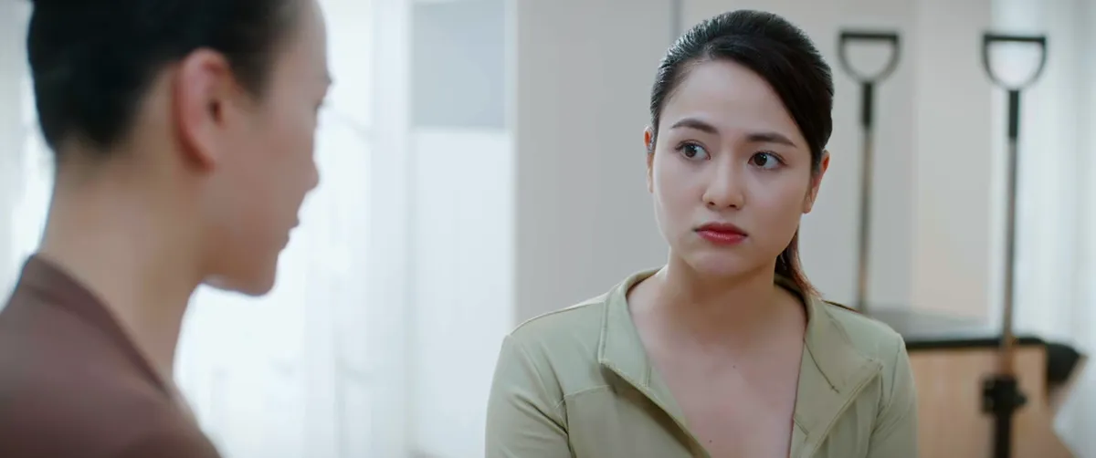 Gió ngang khoảng trời xanh - Tập 6: Đúng lúc bất hòa với chồng vì có bầu, Lam va phải "phi công"- Ảnh 14.