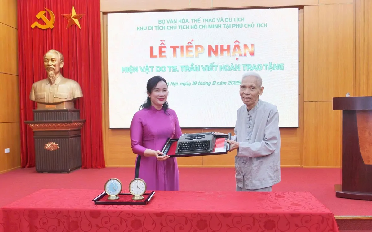 Bà Lê Thị Phượng, Bí thư Đảng ủy, Giám đốc Khu Di tích tiếp nhận các hiện vật từ TS. Trần Viết Hoàn.