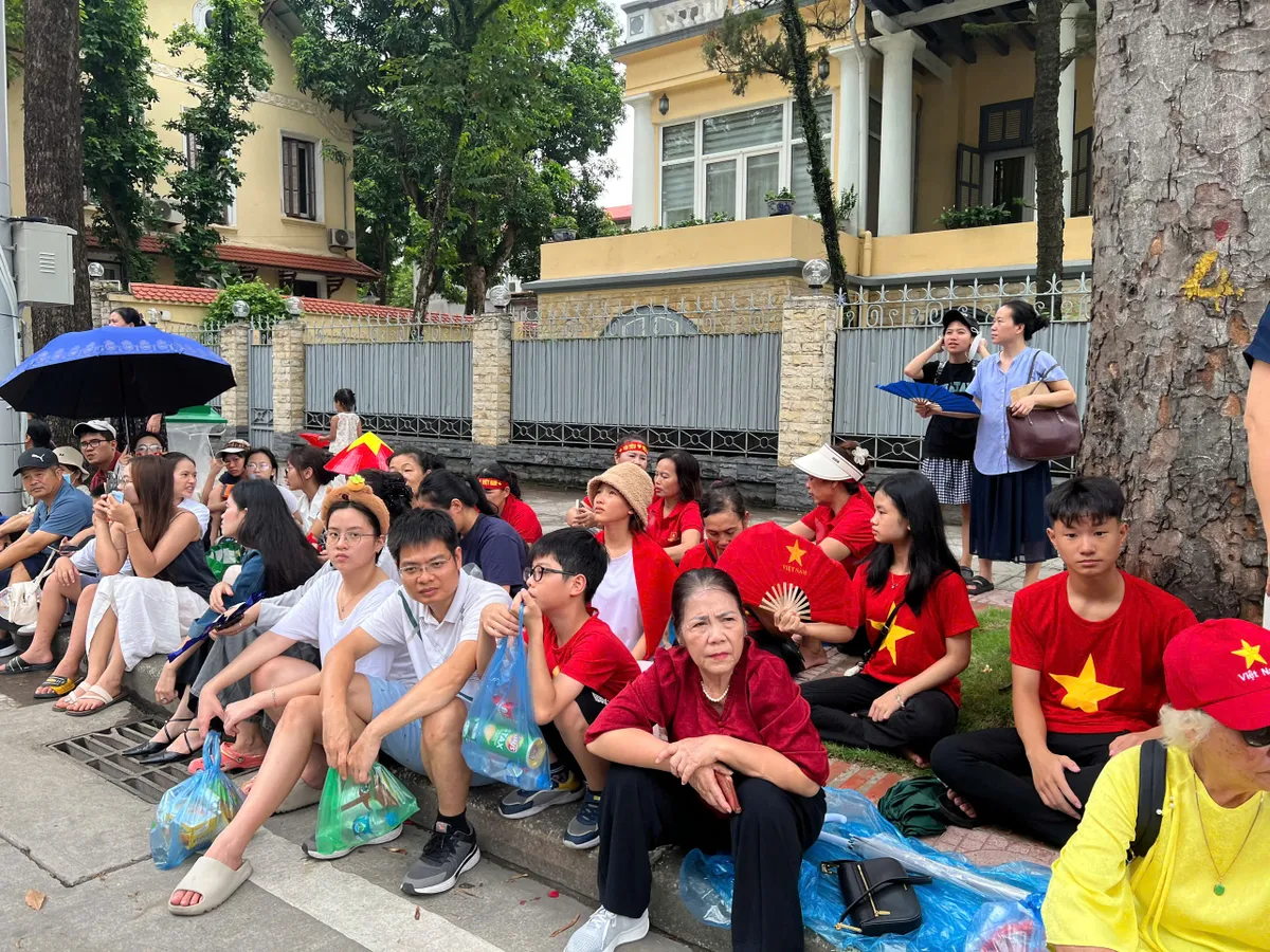 Người dân đi từ 5 giờ sáng, háo hức chờ tổng hợp luyện diễu binh A80- Ảnh 7. Người dân đi từ 5 giờ sáng, háo hức chờ tổng hợp luyện diễu binh A80 - Ảnh 7.