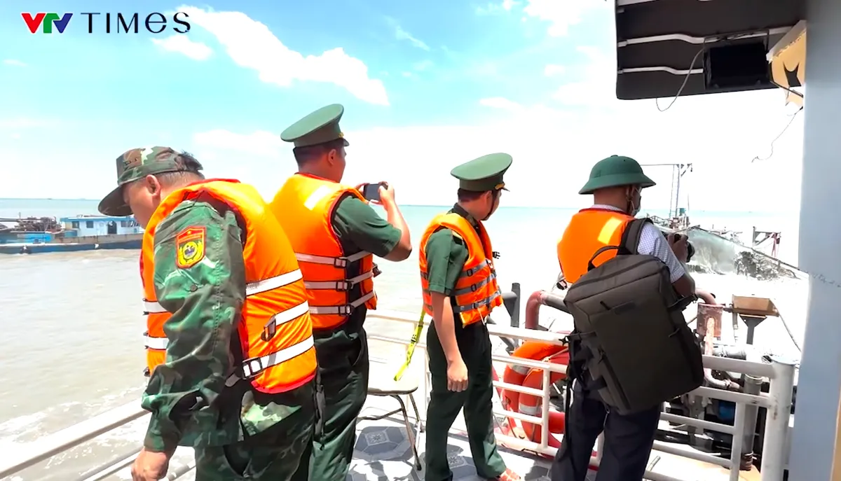 Biên phòng TP Hồ Chí Minh siết chặt tàu chở vật liệu trên biển - Ảnh 1.