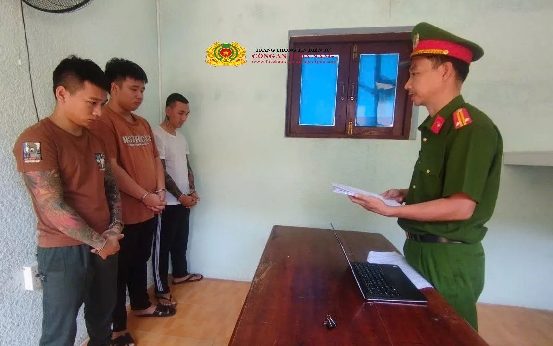 Cơ quan Cảnh sát điều tra tống đạt quyết định với 03 đối tượng. (Ảnh: Công an TP Đà Nẵng) Cơ quan Cảnh sát điều tra tống đạt quyết định với 03 đối tượng. (Ảnh: Công an TP Đà Nẵng)