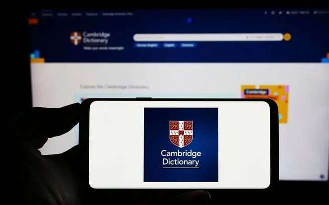 Từ điển Cambridge vừa bổ sung loạt định nghĩa từ mới, trong đó có nhiều từ xuất phát từ "tiếng lóng" được giới trẻ thường xuyên sử dụng trên TikTok (Ảnh: ALAMY)
