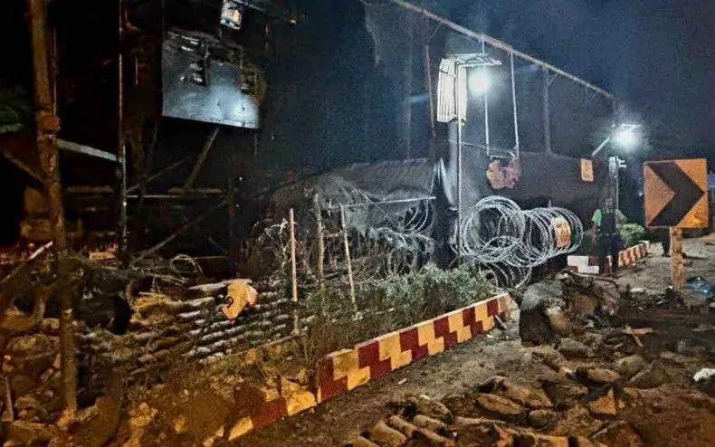 Hiện trường vụ nổ bom xe ở huyện Tak Bai, tỉnh Narathiwat, miền Nam Thái Lan (Ảnh: Bangkok Post) Hiện trường vụ nổ bom xe ở huyện Tak Bai, tỉnh Narathiwat, miền Nam Thái Lan (Ảnh: Bangkok Post)