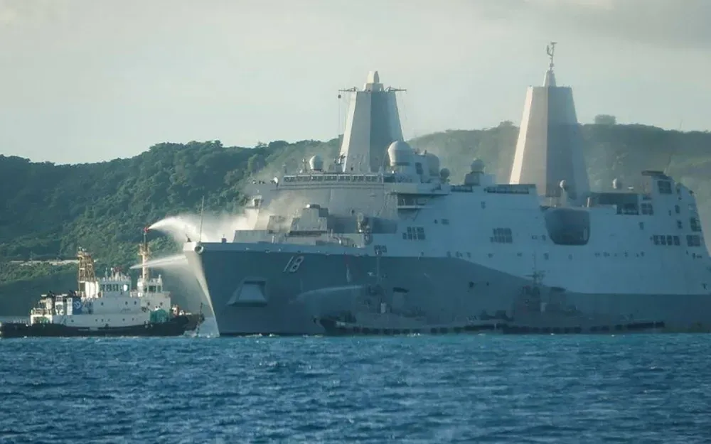 Khói bốc lên từ tàu USS New Orleans của Hải quân Mỹ khi nước được phun để dập tắt đám cháy gần Cơ sở Hải quân White Beach ở Okinawa, Nhật Bản, ngày 20/8/2025 (Ảnh: AFP-JIJI) Khói bốc lên từ tàu USS New Orleans của Hải quân Mỹ khi nước được phun để dập tắt đám cháy gần Cơ sở Hải quân White Beach ở Okinawa, Nhật Bản, ngày 20/8/2025 (Ảnh: AFP-JIJI)