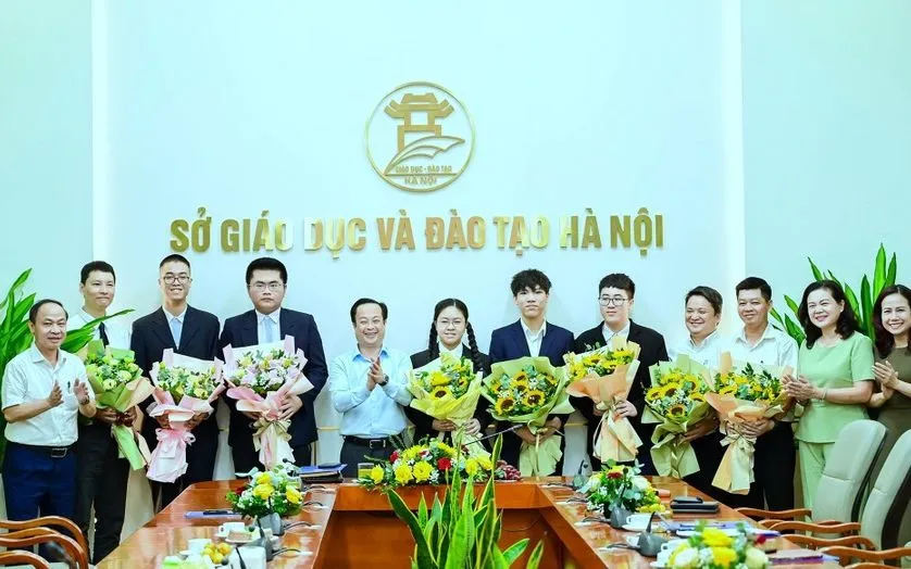 Cả 5 học sinh Việt Nam giành huy chương tại Olympic Thiên văn và Vật lý thiên văn quốc tế 2025
- Ảnh 2. Cả 5 học sinh Việt Nam giành huy chương tại Olympic Thiên văn và Vật lý thiên văn quốc tế 2025
- Ảnh 2.