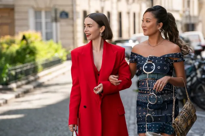 Emily in Paris hé lộ bối cảnh và câu chuyện mới trong mùa 5 - Ảnh 4.