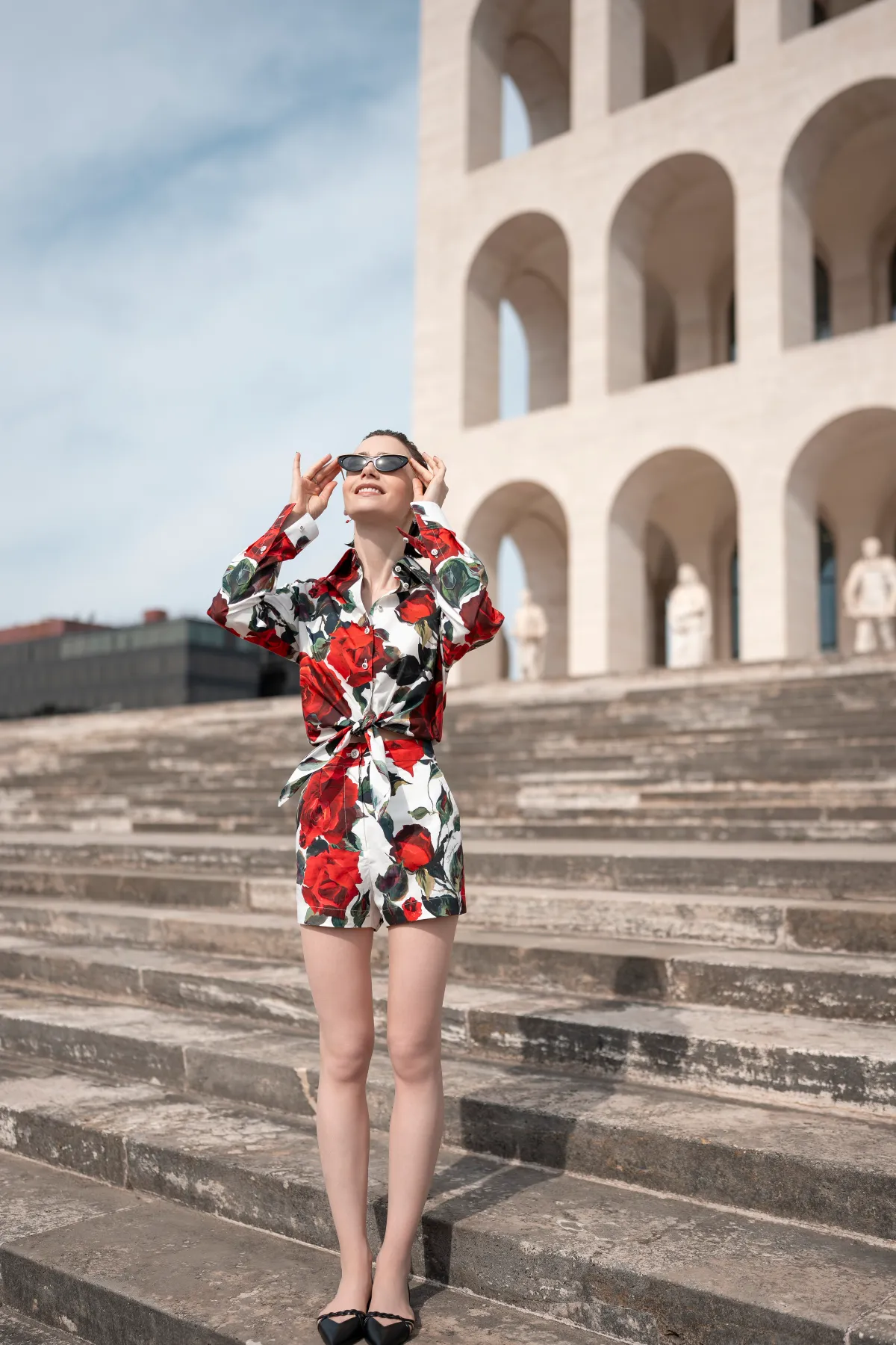 Emily in Paris hé lộ bối cảnh và câu chuyện mới trong mùa 5 - Ảnh 3.