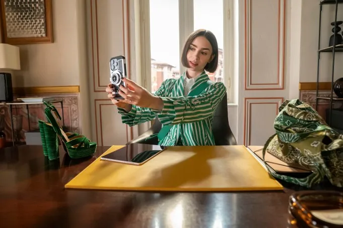 Emily in Paris hé lộ bối cảnh và câu chuyện mới trong mùa 5 - Ảnh 1.