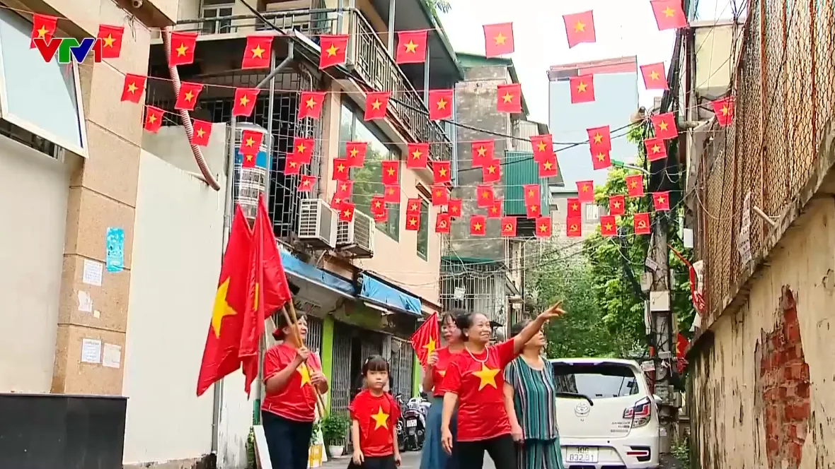 Hà Nội rực rỡ cờ hoa chào đón đại lễ - Ảnh 1.