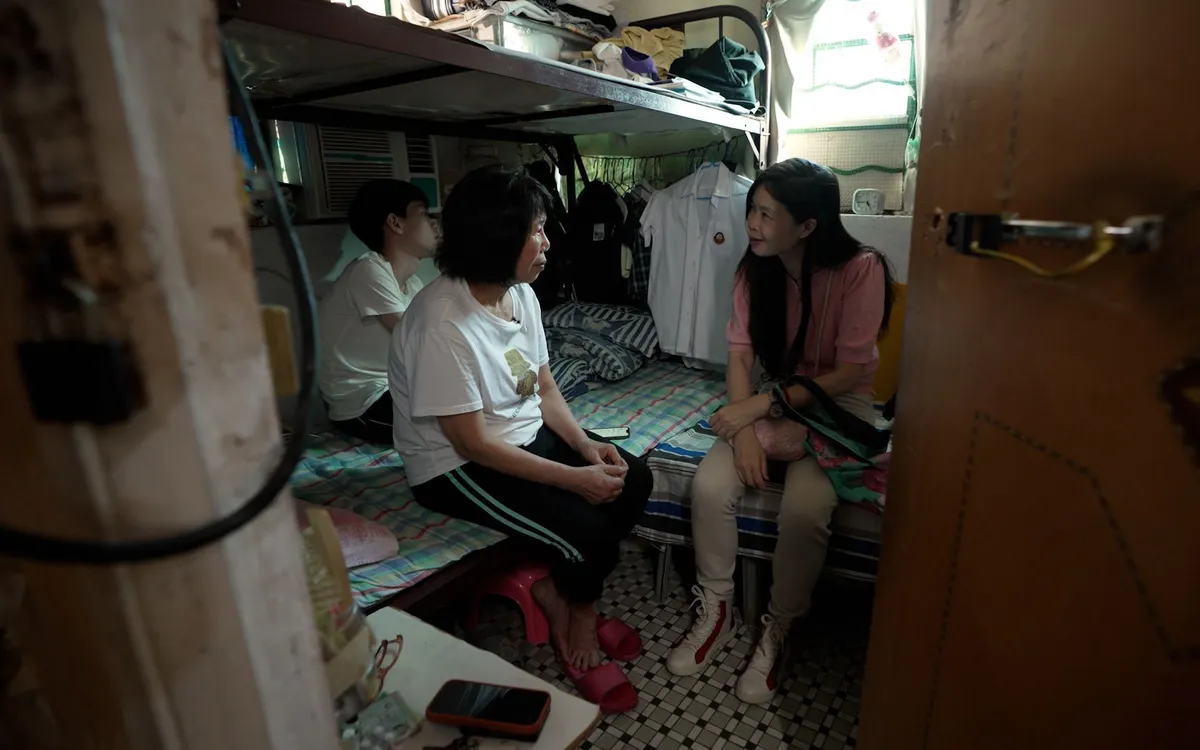 Những người nghèo tại Hong Kong (Trung Quốc) thường phải sống trong các căn "nhà lồng" chật chội (Ảnh: CNN)