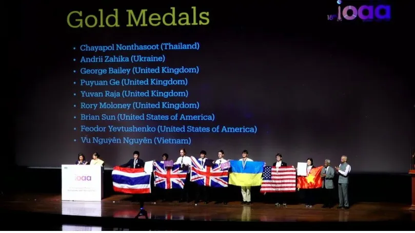 Cả 5 học sinh Việt Nam giành huy chương tại Olympic Thiên văn và Vật lý thiên văn quốc tế 2025
- Ảnh 1. Cả 5 học sinh Việt Nam giành huy chương tại Olympic Thiên văn và Vật lý thiên văn quốc tế 2025
- Ảnh 1.