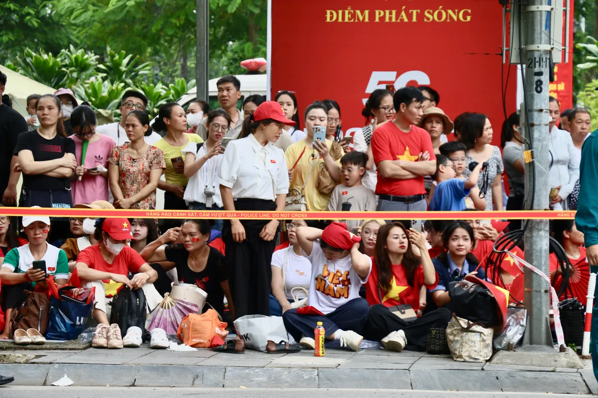 Người dân đi từ 5 giờ sáng, háo hức chờ tổng hợp luyện diễu binh A80- Ảnh 4. Người dân đi từ 5 giờ sáng, háo hức chờ tổng hợp luyện diễu binh A80 - Ảnh 4.