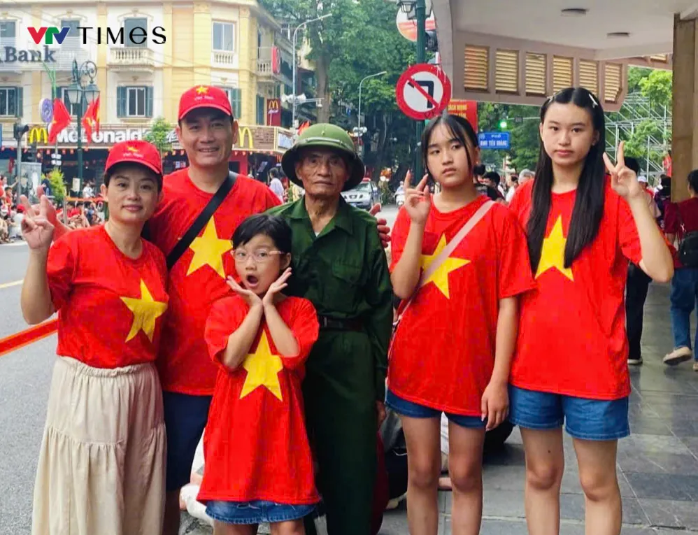 Tự hào Việt Nam: Gia đình kiều bào từ Nhật Bản háo hức chờ xem hợp luyện diễu binh tại Hà Nội - Ảnh 2.