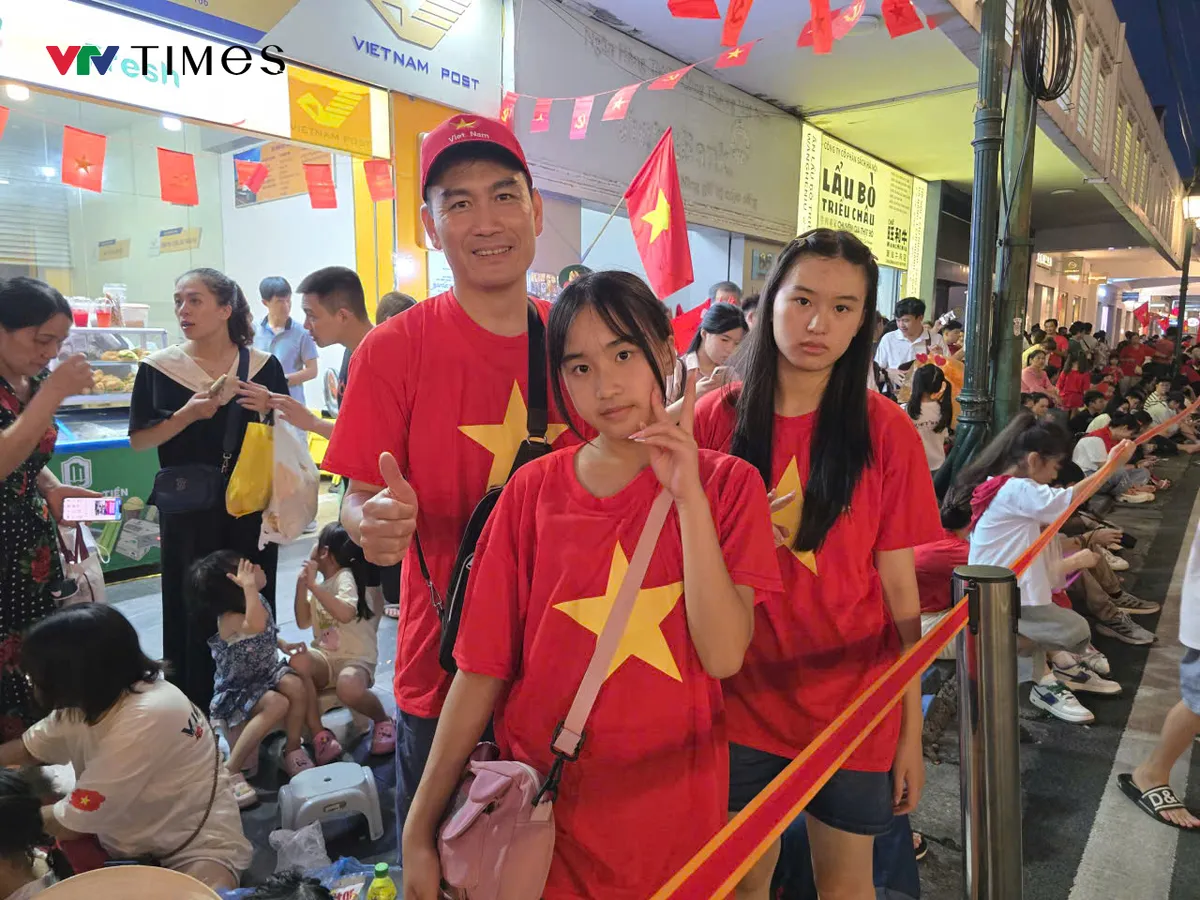 Tự hào Việt Nam: Gia đình kiều bào từ Nhật Bản háo hức chờ xem hợp luyện diễu binh tại Hà Nội - Ảnh 1.