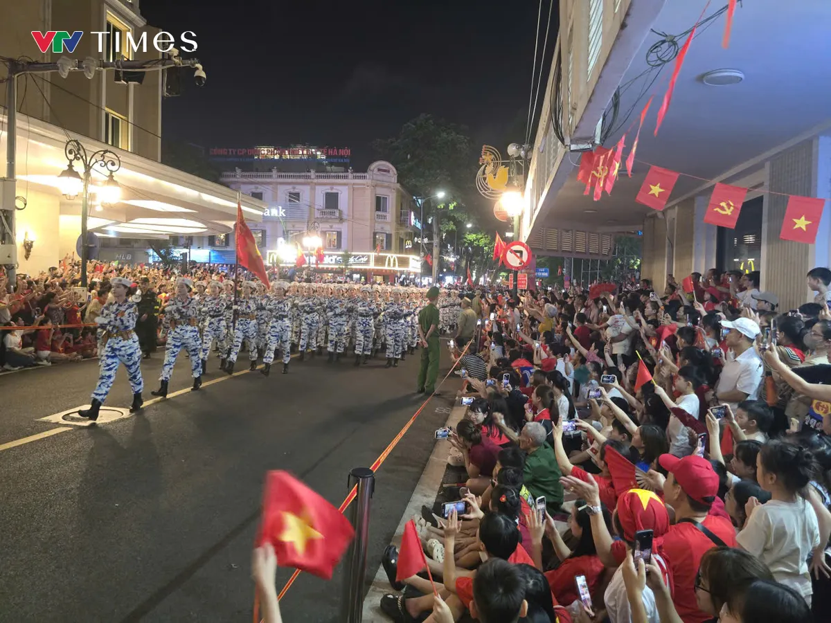Tự hào Việt Nam: Gia đình kiều bào từ Nhật Bản háo hức chờ xem hợp luyện diễu binh tại Hà Nội - Ảnh 3.