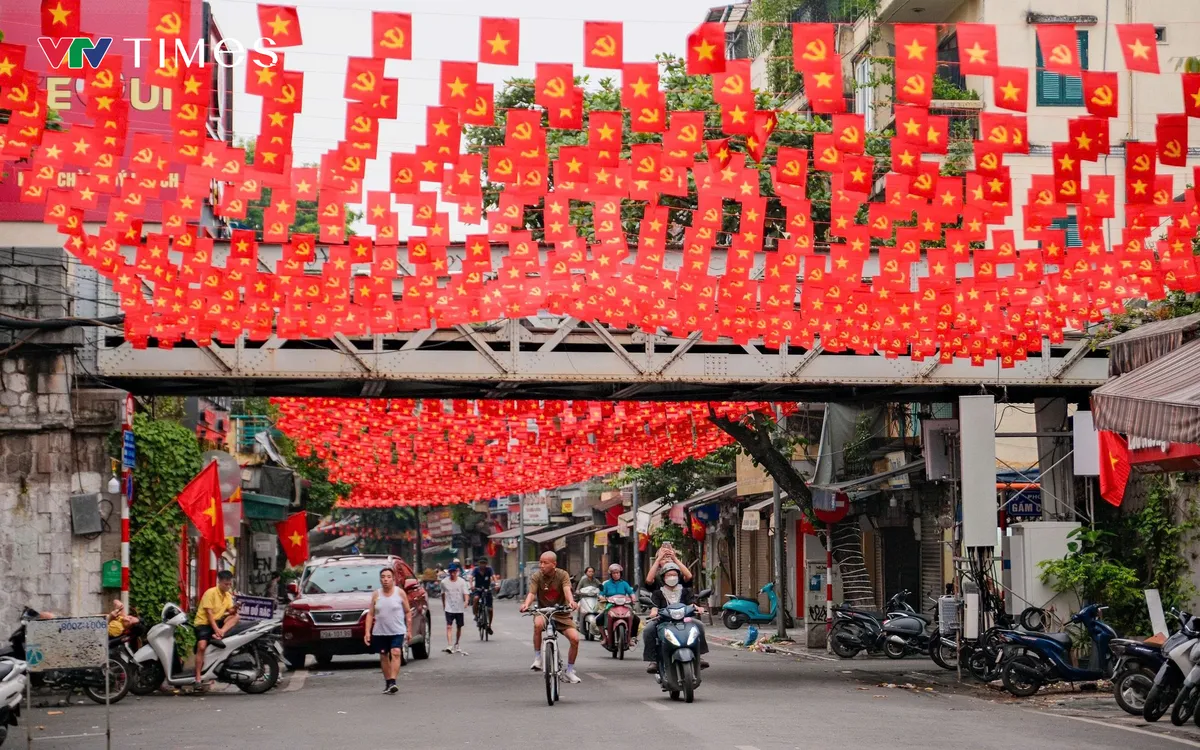 Những ngày này, khắp các tuyến đường của Thủ đô Hà Nội rực rỡ cờ Đảng, cờ Tổ quốc, cùng những tấm pano, áp phích và khẩu hiệu chào mừng 80 năm Quốc khánh 2/9. 