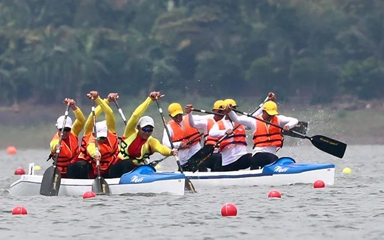 Các VĐV thi đấu cự ly 1000m Canoeing 4 người. (Ảnh: D.H) 
