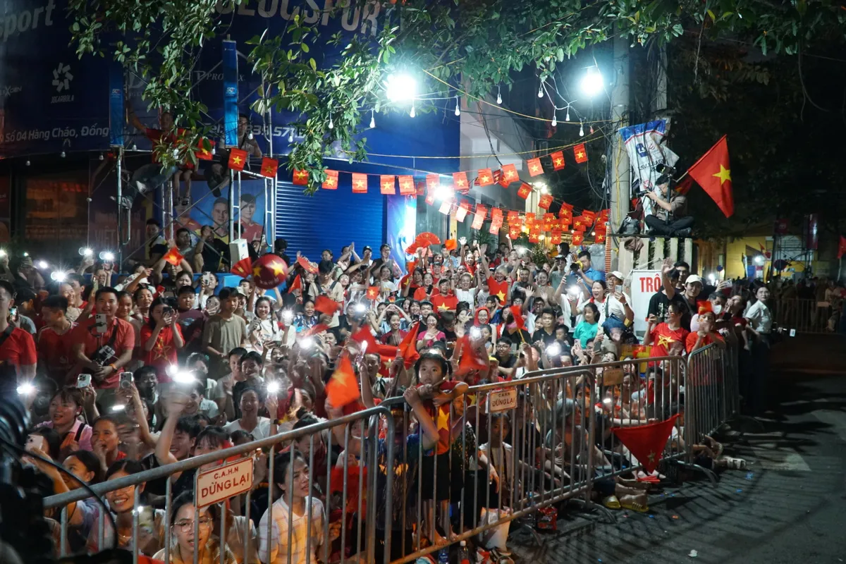 Không khí người dân chờ xem tổng hợp luyện diễu binh, diễu hành tại các tuyến phố  - Ảnh 9.