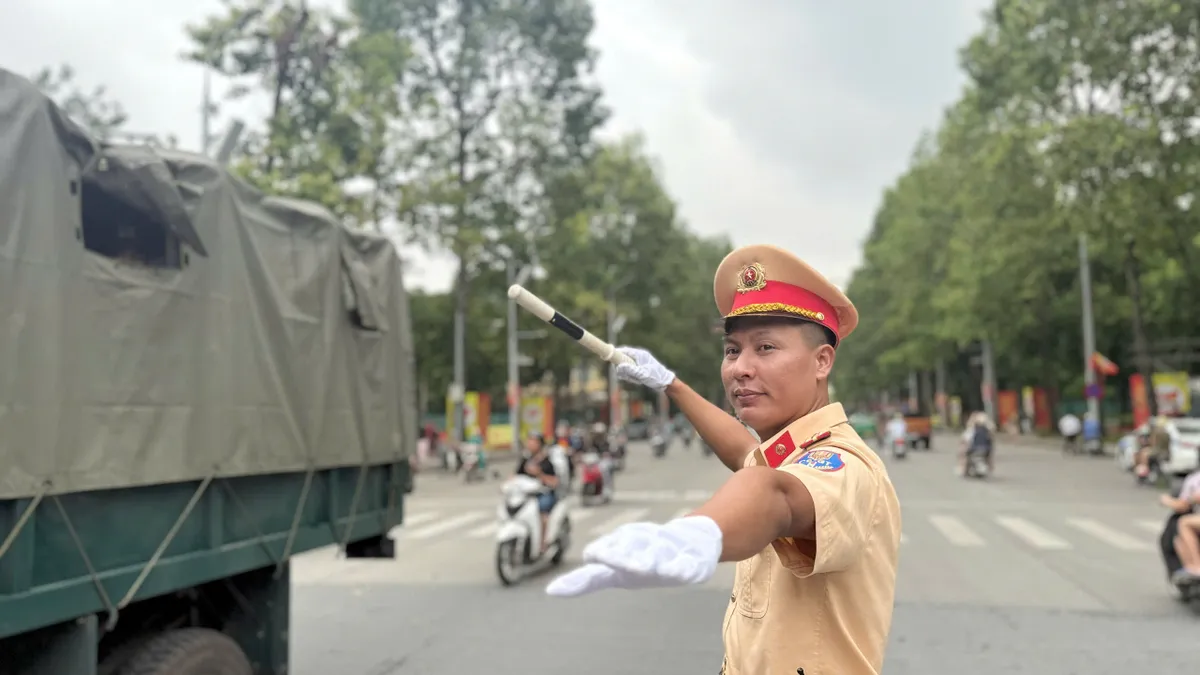 CSGT Hà Nội triển khai lực lượng bảo đảm TTATGT Tổng hợp luyện lần 1 Lễ kỷ niệm - Ảnh 2.