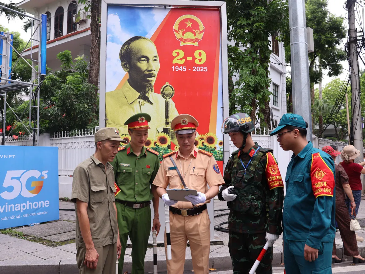 CSGT Hà Nội triển khai lực lượng bảo đảm TTATGT Tổng hợp luyện lần 1 Lễ kỷ niệm - Ảnh 1.