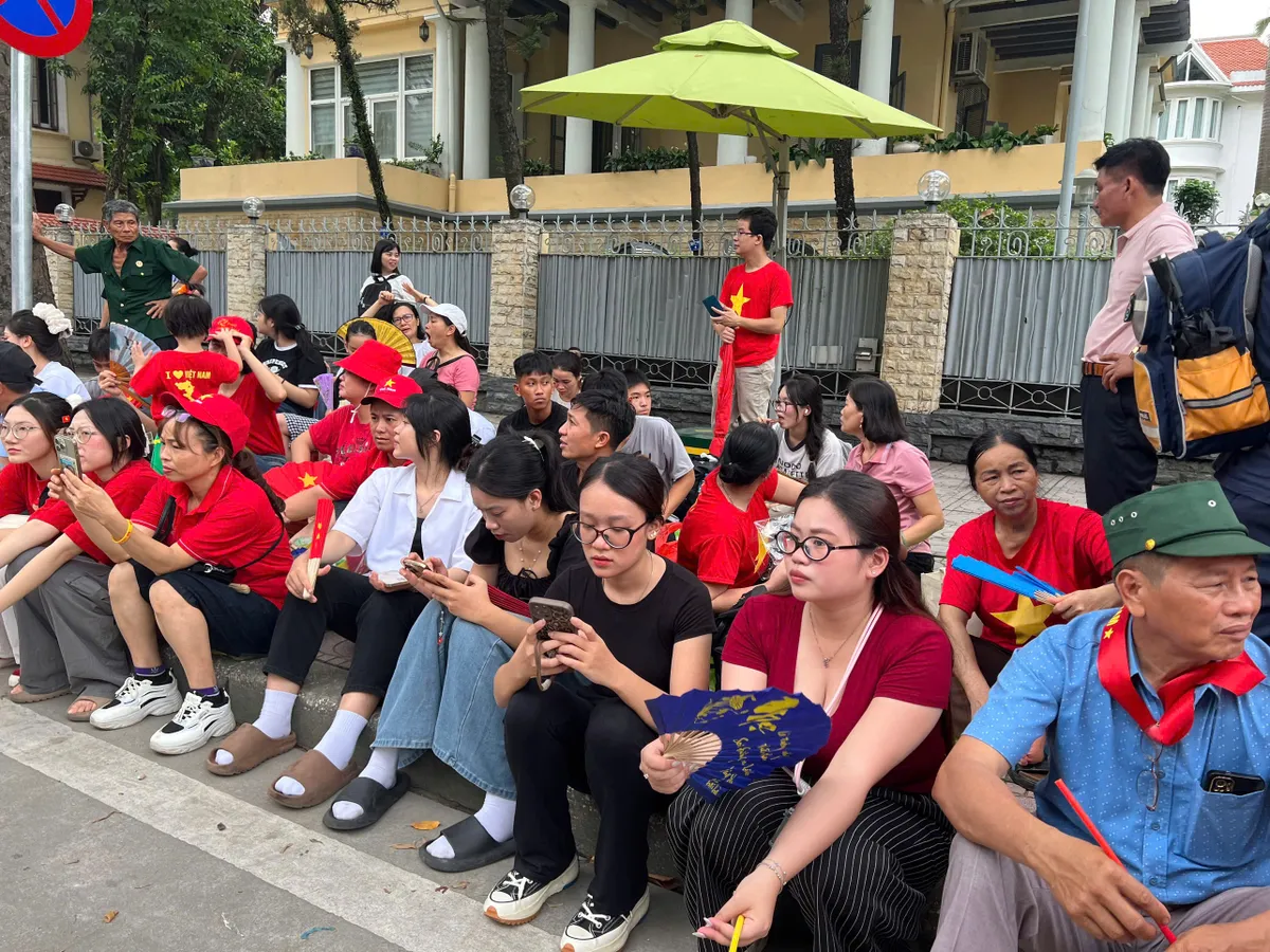 Đông đảo người dân Hà Nội chờ xem hợp luyện diễu binh - Ảnh 4.