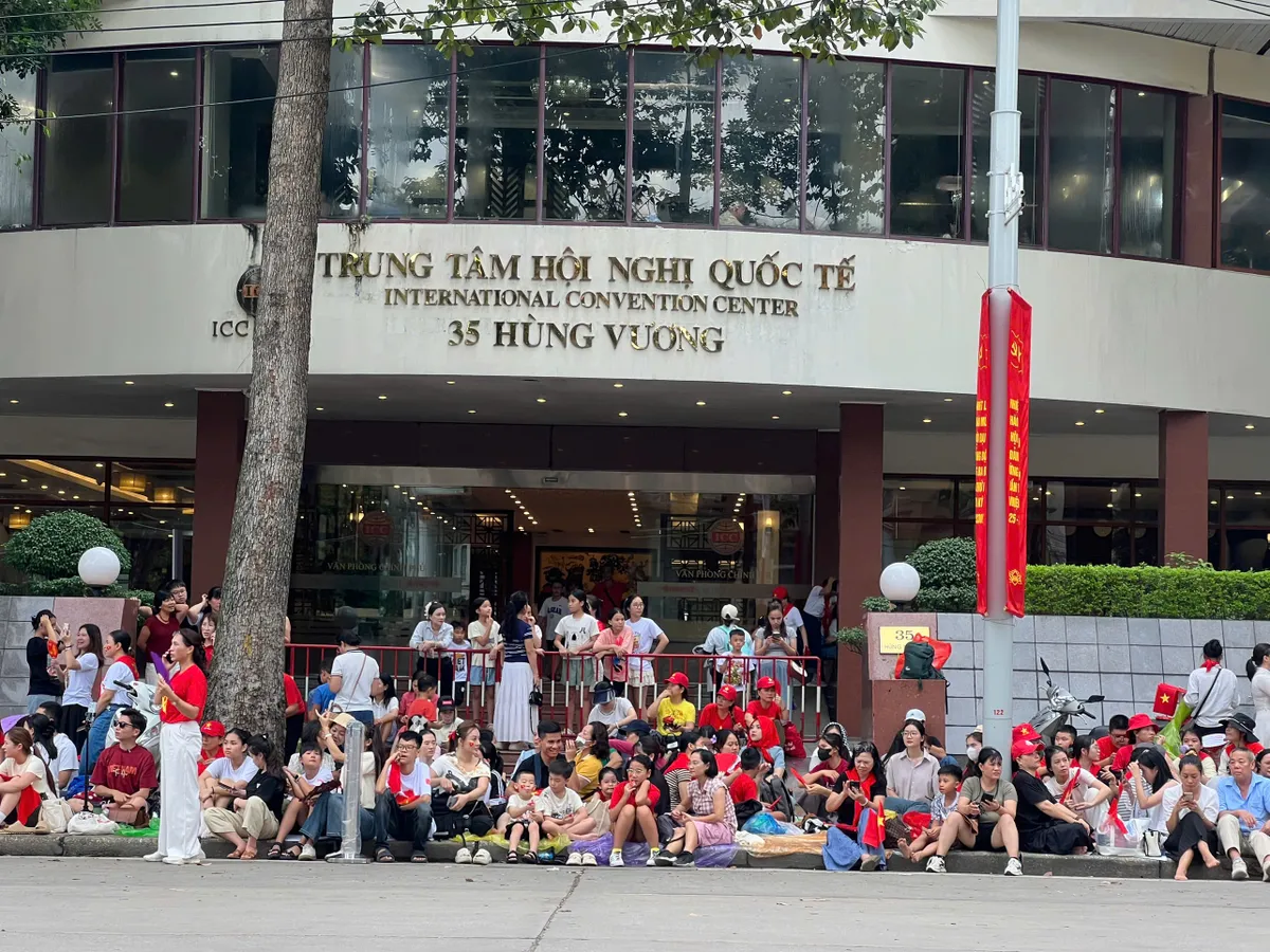 Đông đảo người dân Hà Nội chờ xem hợp luyện diễu binh - Ảnh 3.