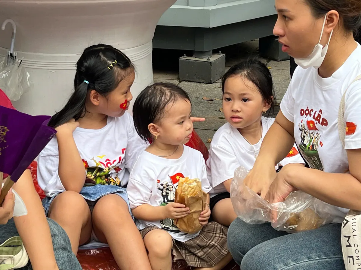 Đông đảo người dân Hà Nội chờ xem hợp luyện diễu binh - Ảnh 1.