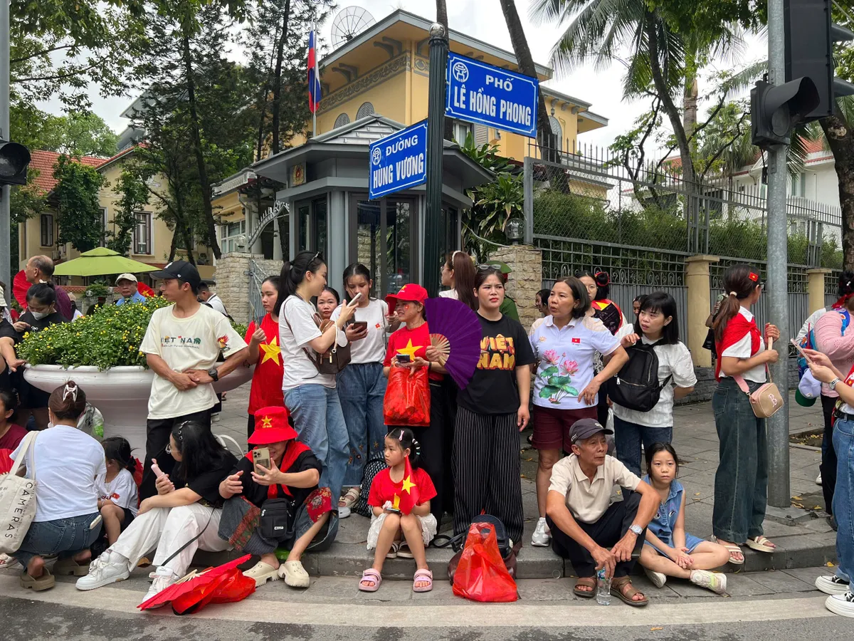 Đông đảo người dân Hà Nội chờ xem hợp luyện diễu binh - Ảnh 7.