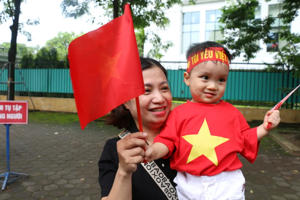 Không khí người dân chờ xem tổng hợp luyện diễu binh, diễu hành tại các tuyến phố - Ảnh 7.