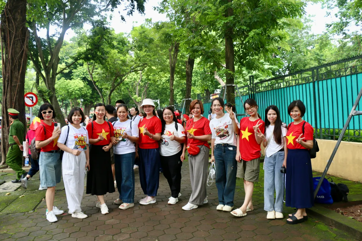 Không khí người dân chờ xem tổng hợp luyện diễu binh, diễu hành tại các tuyến phố - Ảnh 6.