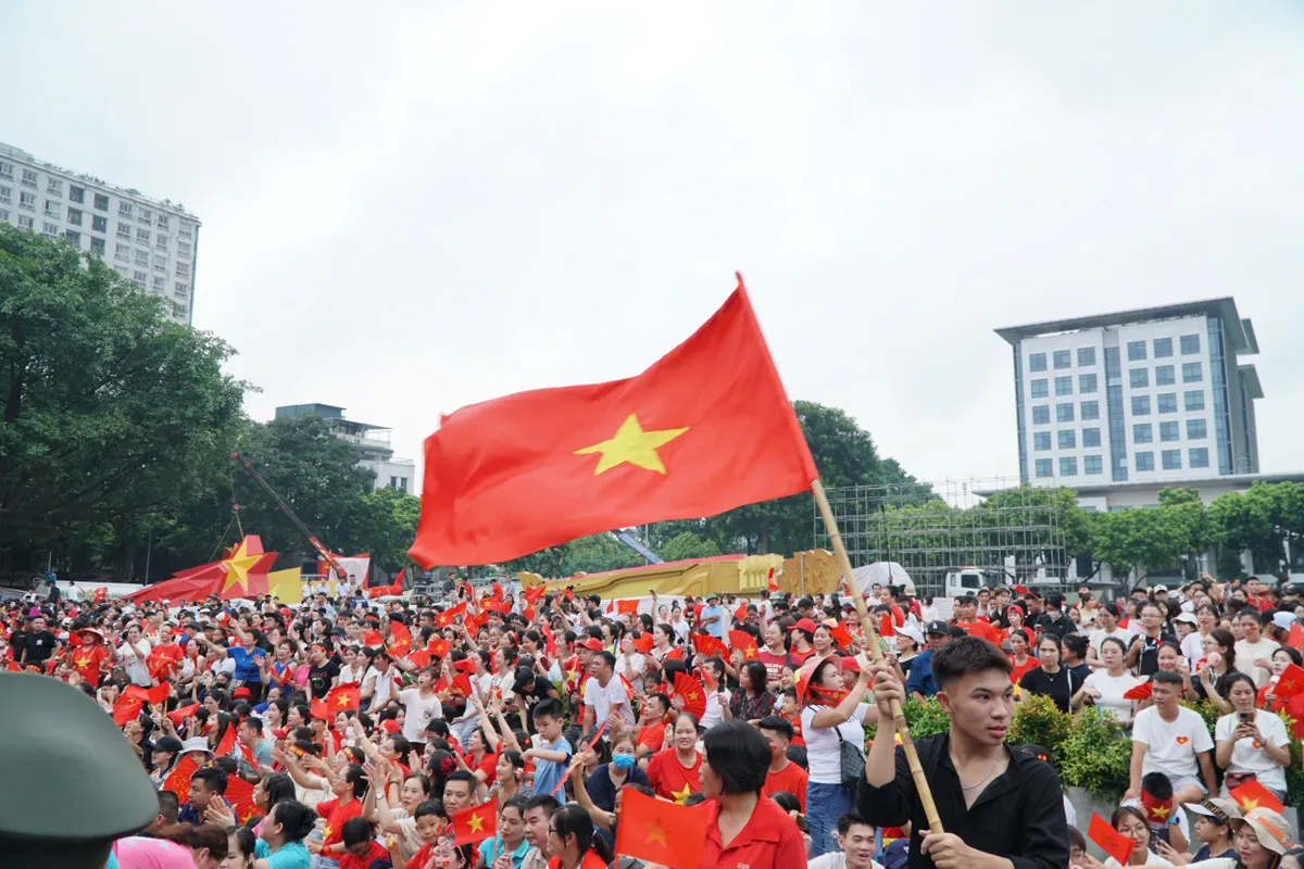 Không khí người dân chờ xem tổng hợp luyện diễu binh, diễu hành tại các tuyến phố - Ảnh 1.