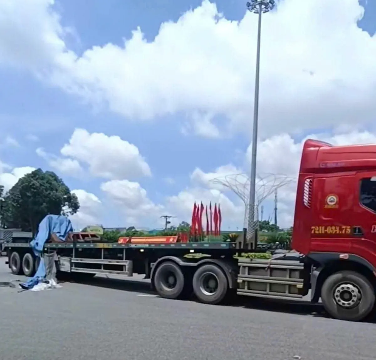 Hai cuộn thép từ xe đầu kéo rơi xuống đường, đè nát quầy vé số và 1 xe máy- Ảnh 3. Hai cuộn thép từ xe đầu kéo rơi xuống đường, đè nát quầy vé số và 1 xe máy- Ảnh 3.