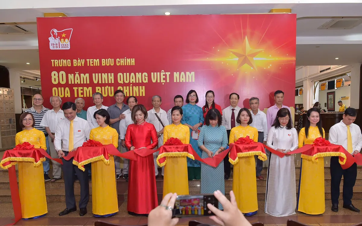 Các đại biểu cắt băng khai mạc sự kiện Các đại biểu cắt băng khai mạc sự kiện