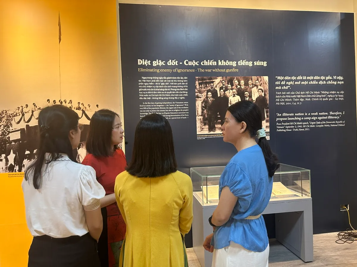 Nhiều tài liệu quý tại trưng bày “Bình dân học vụ- Thắp sáng tương lai” - Ảnh 5.
