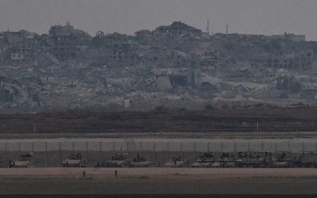 Xe tăng và xe bọc thép Israel tại biên giới với Gaza, ngày 21/8/2025. (Ảnh: AP/Maya Levin)