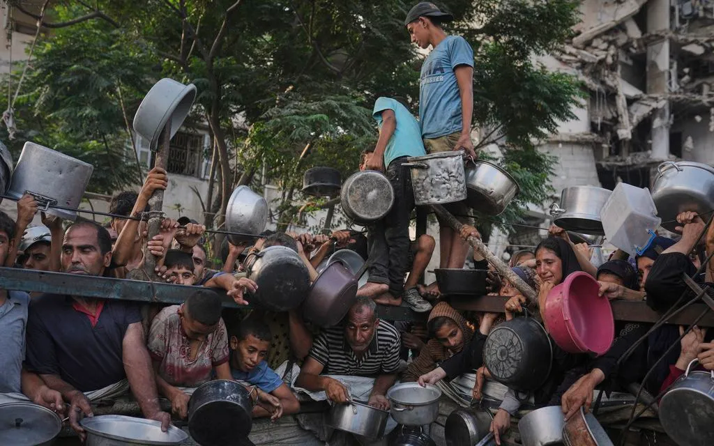Một bé gái Palestine chờ nhận đồ ăn từ bếp cộng đồng tại Gaza City, ngày 22/8/2025 (Ảnh: AP) Một bé gái Palestine chờ nhận đồ ăn từ bếp cộng đồng tại Gaza City, ngày 22/8/2025 (Ảnh: AP)
